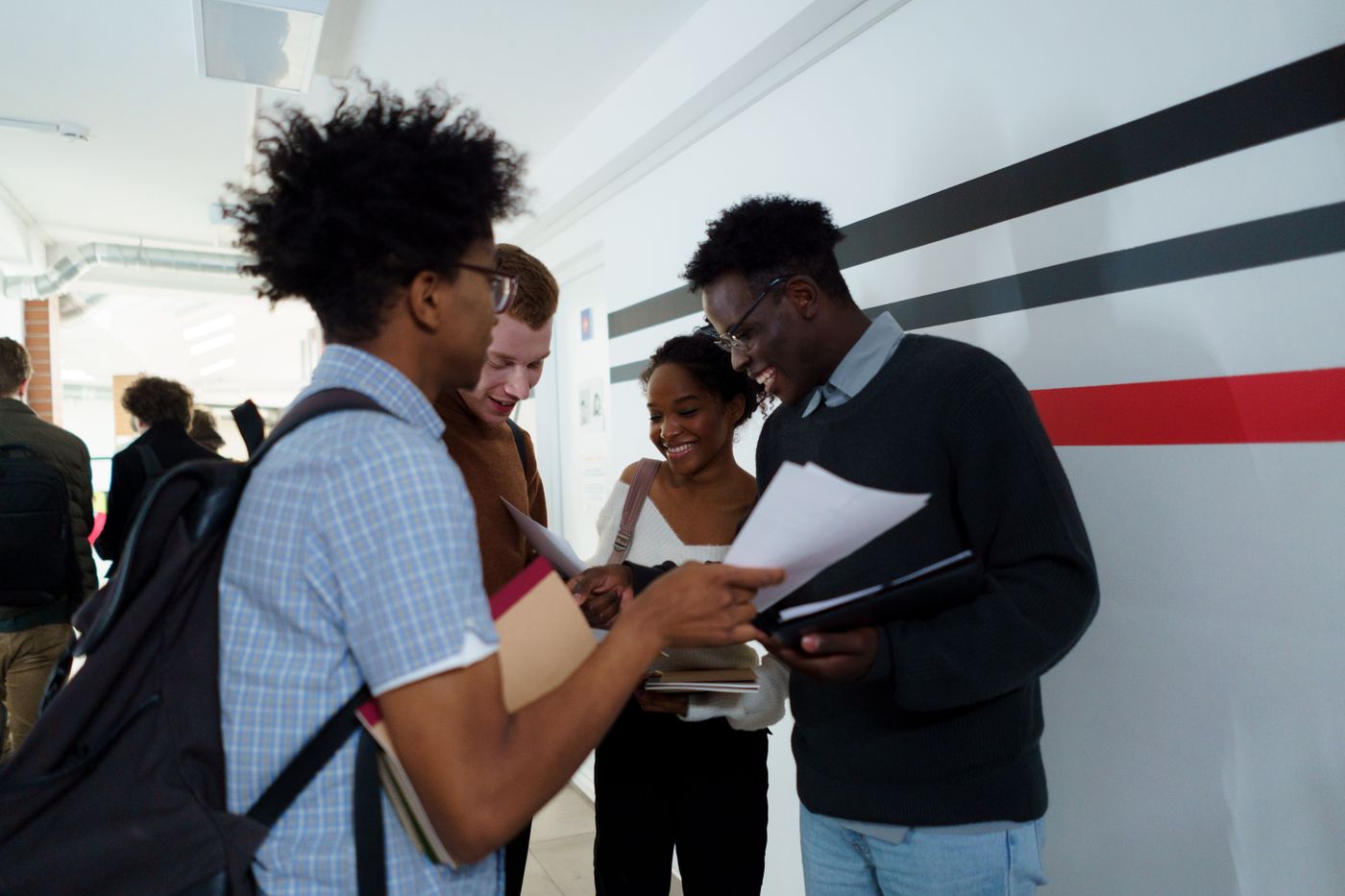 Studierende besprechen ihre Notizen